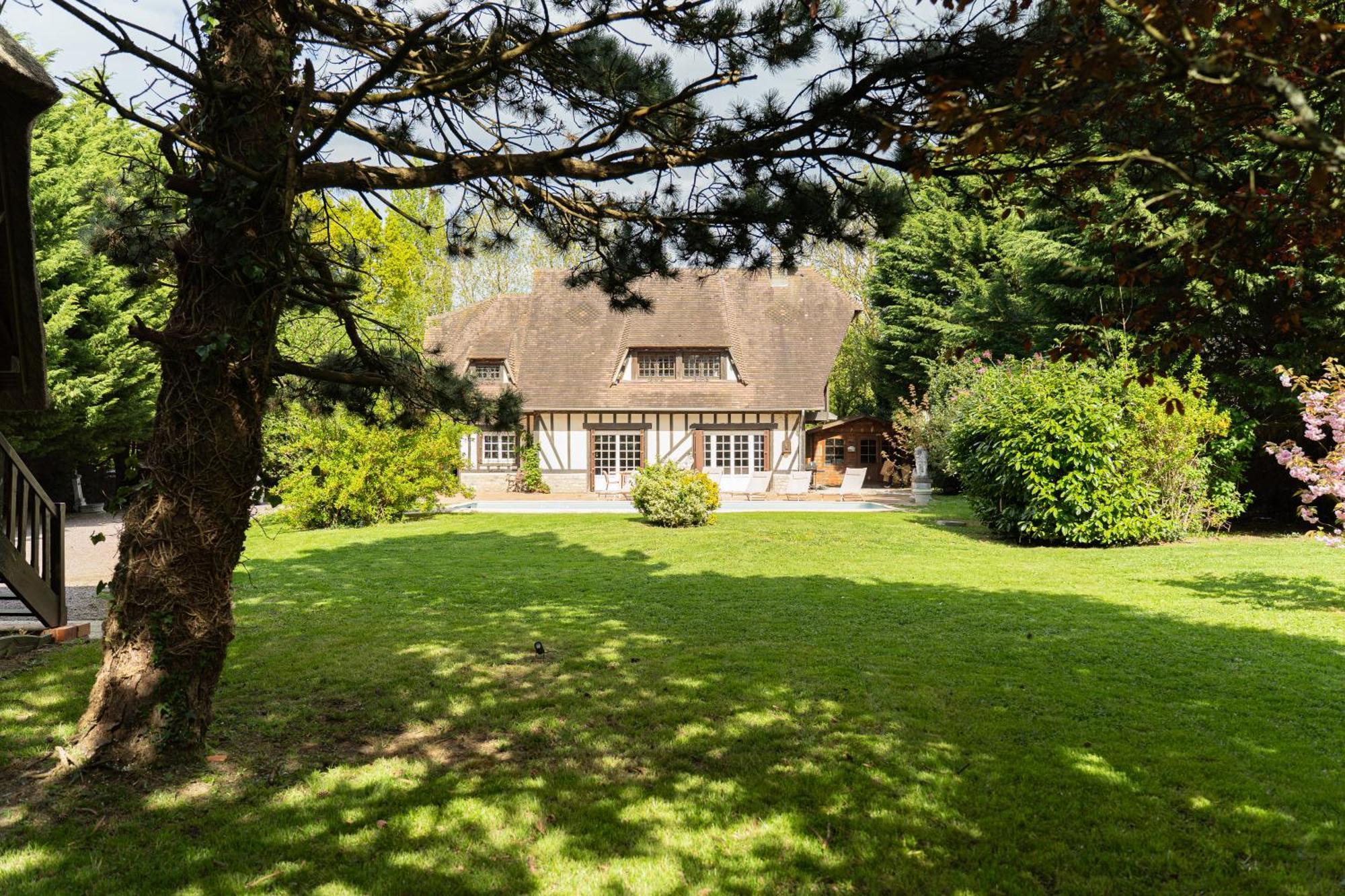 Superbe Maison Normande Avec Piscine A 3 Minutes De La Mer Auberville Exterior photo